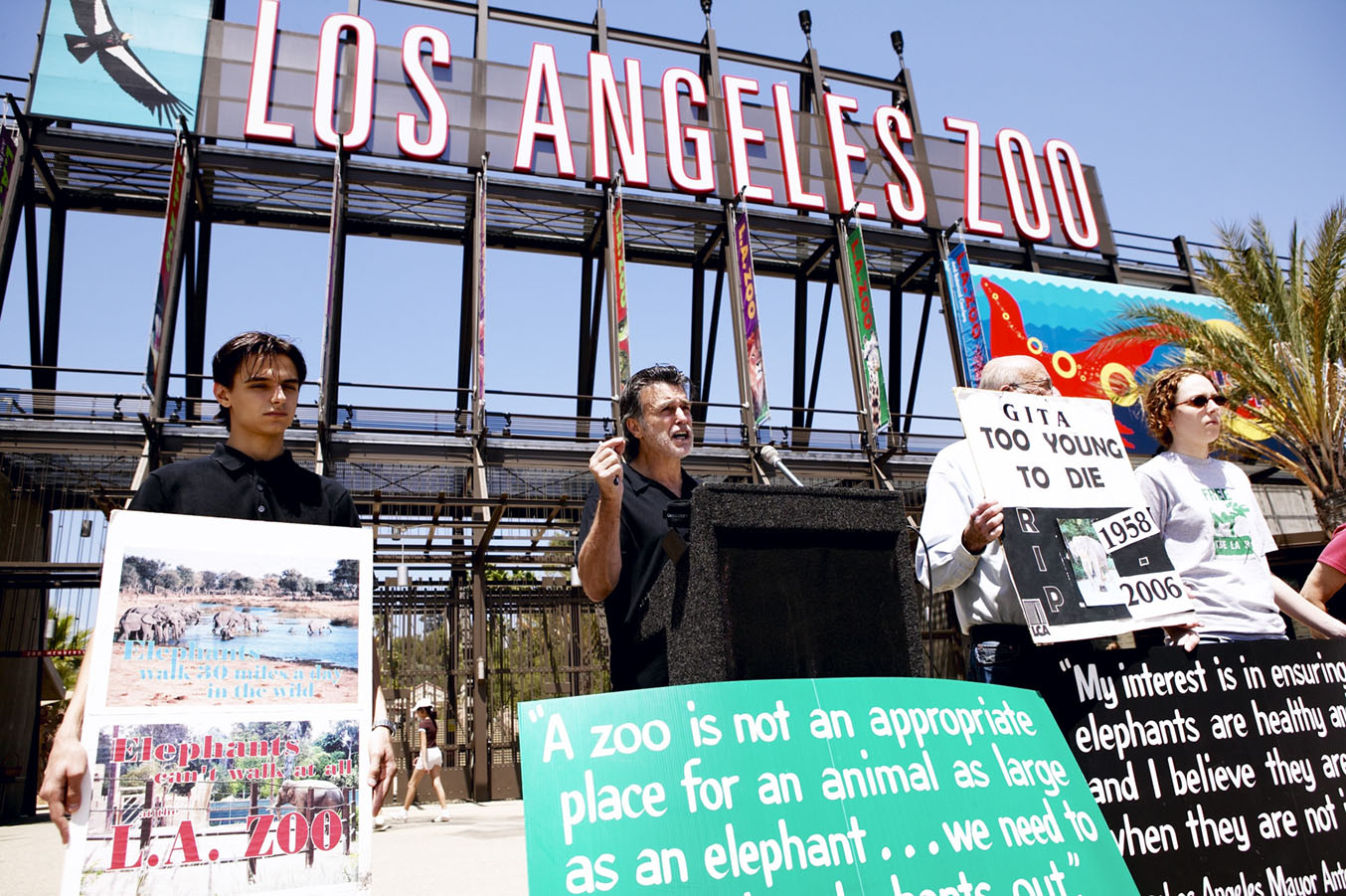 DeRose and LCA protesting outside the LA Zoo in 2006