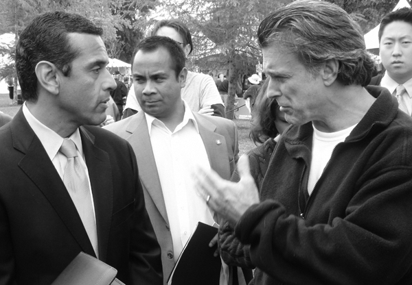 Chris DeRose confronting Mayor Villaraigosa in 2006